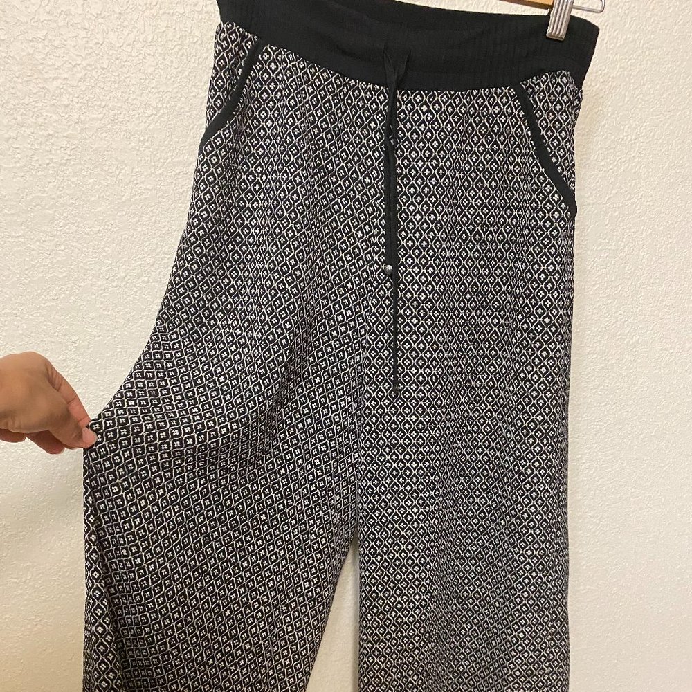 Max Studio wide-leg flowy pants in black and white